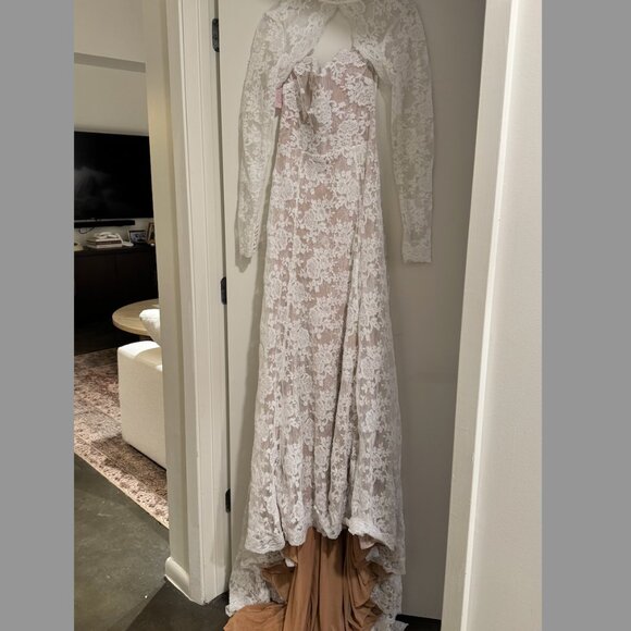 V.Chapman The Whitby Gown in White Chantilly Lace (Size 6) - Picture 11 of 12